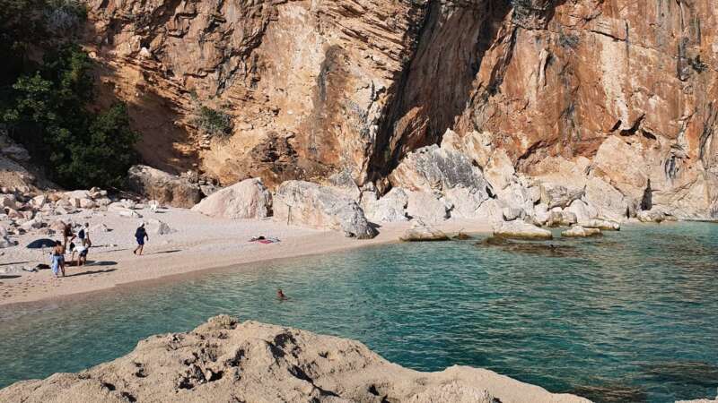 Pláž Cala Mariolu obklopená skalami