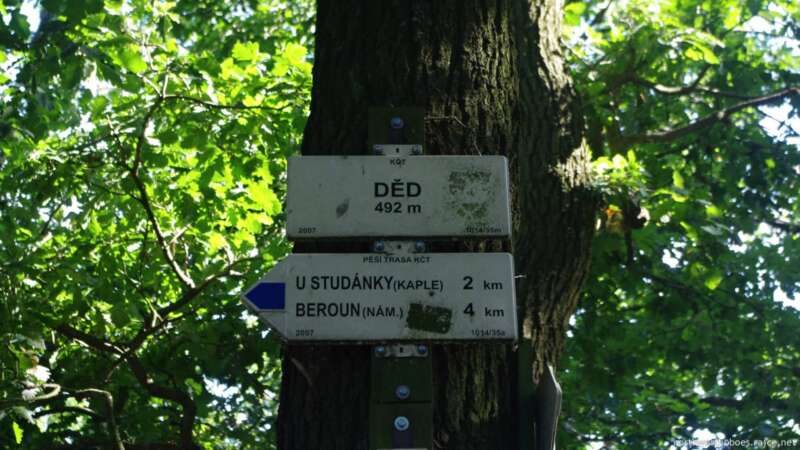 Turistické značení vás neomylně vede k rozhledně